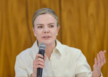 Gleisi Hoffmann, presidente do PT, defende postura do governo federal, reafirma respeito ao Senado e repudia insinuações de negociações políticas em meio a críticas de Davi Alcolumbre.