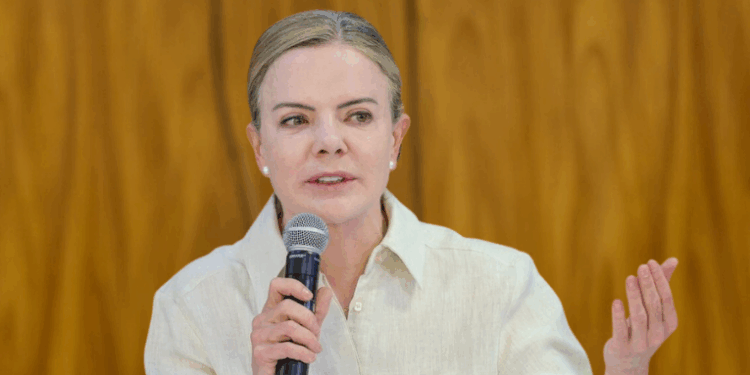 Gleisi Hoffmann, presidente do PT, defende postura do governo federal, reafirma respeito ao Senado e repudia insinuações de negociações políticas em meio a críticas de Davi Alcolumbre.