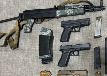 Pesquisa revela que o afrouxamento das regras de aquisição de armas em 2019 levou ao aumento do desvio de pistolas 9 mm para o mercado ilegal no Sudeste, com crescimento de 119% nas apreensões entre 2018 e 2023.