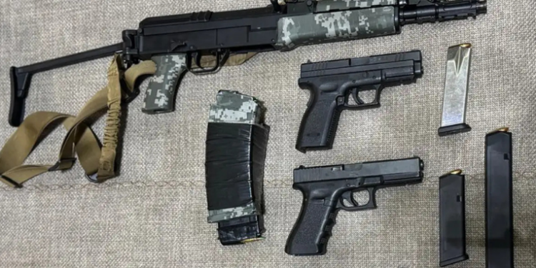 Pesquisa revela que o afrouxamento das regras de aquisição de armas em 2019 levou ao aumento do desvio de pistolas 9 mm para o mercado ilegal no Sudeste, com crescimento de 119% nas apreensões entre 2018 e 2023.