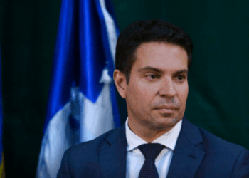 Alexandre Ramagem permanece nos Estados Unidos e provoca o ministro Alexandre de Moraes sobre extradição. Condenação do STF prevê 16 anos de prisão em regime fechado e multa.