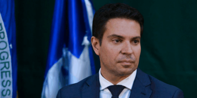 Alexandre Ramagem permanece nos Estados Unidos e provoca o ministro Alexandre de Moraes sobre extradição. Condenação do STF prevê 16 anos de prisão em regime fechado e multa.