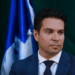 Alexandre Ramagem permanece nos Estados Unidos e provoca o ministro Alexandre de Moraes sobre extradição. Condenação do STF prevê 16 anos de prisão em regime fechado e multa.