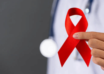 A OAB-RJ lança cartilha para pessoas vivendo com HIV/Aids, abordando direitos legais, proteção à saúde e combate à sorofobia, em campanha do Dezembro Vermelho.