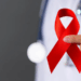 A OAB-RJ lança cartilha para pessoas vivendo com HIV/Aids, abordando direitos legais, proteção à saúde e combate à sorofobia, em campanha do Dezembro Vermelho.