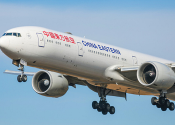 A China Eastern lançou o voo MU745, nova rota mais longa do mundo, ligando Xangai a Buenos Aires em 26 horas. O trajeto inclui escala técnica em Auckland e marca um avanço na aviação ultralonga e no transporte internacional de cargas frescas.