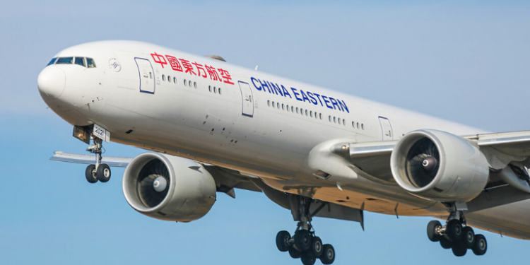 A China Eastern lançou o voo MU745, nova rota mais longa do mundo, ligando Xangai a Buenos Aires em 26 horas. O trajeto inclui escala técnica em Auckland e marca um avanço na aviação ultralonga e no transporte internacional de cargas frescas.