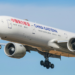 A China Eastern lançou o voo MU745, nova rota mais longa do mundo, ligando Xangai a Buenos Aires em 26 horas. O trajeto inclui escala técnica em Auckland e marca um avanço na aviação ultralonga e no transporte internacional de cargas frescas.