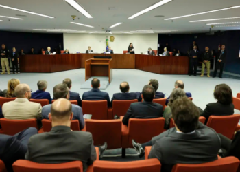 O STF inicia nesta terça-feira o julgamento de seis réus do núcleo 2 da trama golpista de 2022, envolvendo militares e ex-assessores do governo Bolsonaro, acusados de planejar golpe contra a democracia.