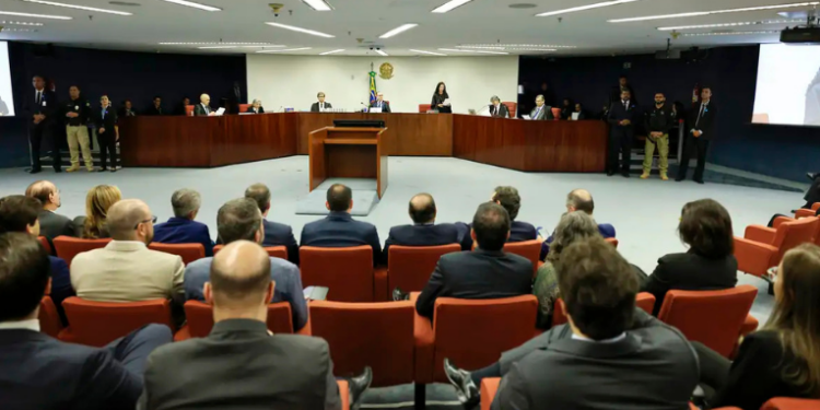 O STF inicia nesta terça-feira o julgamento de seis réus do núcleo 2 da trama golpista de 2022, envolvendo militares e ex-assessores do governo Bolsonaro, acusados de planejar golpe contra a democracia.