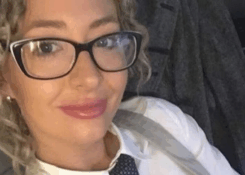 Professora australiana Karly Rae admite crimes contra adolescente de 15 anos, incluindo grooming e posse de material ilegal. Justiça marca sentença para março de 2026.