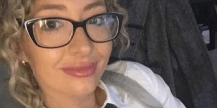 Professora australiana Karly Rae admite crimes contra adolescente de 15 anos, incluindo grooming e posse de material ilegal. Justiça marca sentença para março de 2026.