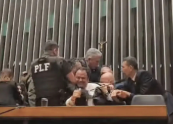 Deputado Glauber Braga é retirado à força da cadeira da presidência da Câmara após protesto contra votação de sua cassação. Sessão tem interrupção da TV Câmara e provoca reação de parlamentares.