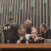 Deputado Glauber Braga é retirado à força da cadeira da presidência da Câmara após protesto contra votação de sua cassação. Sessão tem interrupção da TV Câmara e provoca reação de parlamentares.
