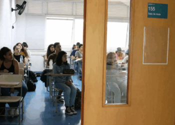 Fuvest libera lista de convocados e locais da segunda fase do vestibular da USP. Provas serão aplicadas em 14 e 15 de dezembro, com disciplinas específicas conforme o curso escolhido.