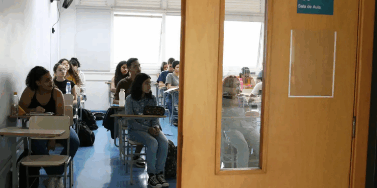 Fuvest libera lista de convocados e locais da segunda fase do vestibular da USP. Provas serão aplicadas em 14 e 15 de dezembro, com disciplinas específicas conforme o curso escolhido.