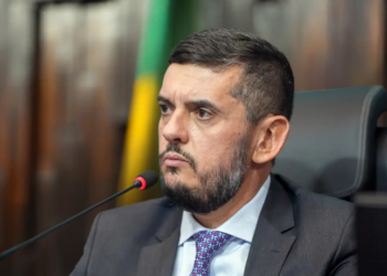 Rodrigo Bacellar é liberado da custódia da PF após decisão do STF, recebe tornozeleira eletrônica e deve cumprir restrições como afastamento da Alerj e recolhimento domiciliar.