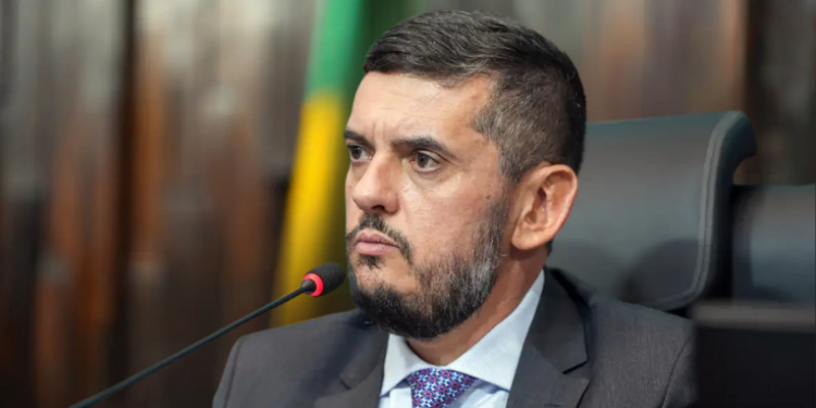Rodrigo Bacellar é liberado da custódia da PF após decisão do STF, recebe tornozeleira eletrônica e deve cumprir restrições como afastamento da Alerj e recolhimento domiciliar.