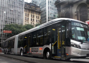 Motoristas de ônibus paralisam parte das linhas em São Paulo após atraso no 13º salário. Ação causa congestionamentos e filas; prefeito Ricardo Nunes cobra solução imediata das viações.
