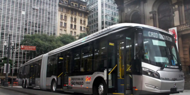 Motoristas de ônibus paralisam parte das linhas em São Paulo após atraso no 13º salário. Ação causa congestionamentos e filas; prefeito Ricardo Nunes cobra solução imediata das viações.