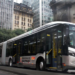 Motoristas de ônibus paralisam parte das linhas em São Paulo após atraso no 13º salário. Ação causa congestionamentos e filas; prefeito Ricardo Nunes cobra solução imediata das viações.
