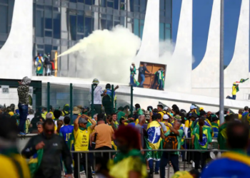 Câmara aprova projeto que altera o cálculo de penas dos condenados pelos atos de 8 de janeiro e flexibiliza progressão de regime. Mudanças podem reduzir punições de Jair Bolsonaro e outros investigados.