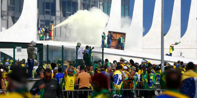 Câmara aprova projeto que altera o cálculo de penas dos condenados pelos atos de 8 de janeiro e flexibiliza progressão de regime. Mudanças podem reduzir punições de Jair Bolsonaro e outros investigados.