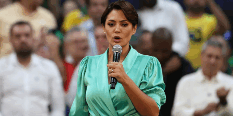 Michelle Bolsonaro comenta desentendimento com seus enteados por críticas ao apoio do PL-CE a Ciro Gomes, reforça amor à família e sinaliza recuo em planos políticos futuros.