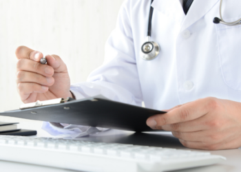 Faculdades de medicina mudaram avaliações e reforçaram preparação após notas baixas no Enamed. Nova edição da prova acontece neste domingo.