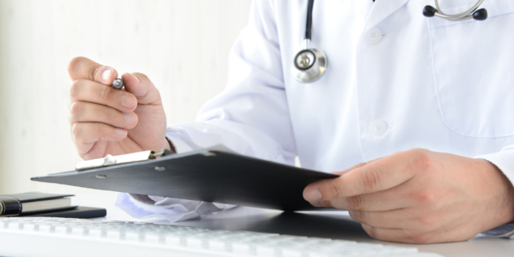 Faculdades de medicina mudaram avaliações e reforçaram preparação após notas baixas no Enamed. Nova edição da prova acontece neste domingo.