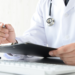Faculdades de medicina mudaram avaliações e reforçaram preparação após notas baixas no Enamed. Nova edição da prova acontece neste domingo.