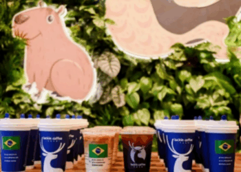 A Luckin Coffee lança a campanha “Brazil Season”, com cafés feitos com grãos brasileiros, embalagens temáticas e pelúcias de capivaras, reforçando acordo bilionário firmado com o Brasil.