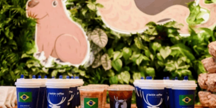 A Luckin Coffee lança a campanha “Brazil Season”, com cafés feitos com grãos brasileiros, embalagens temáticas e pelúcias de capivaras, reforçando acordo bilionário firmado com o Brasil.