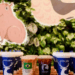 A Luckin Coffee lança a campanha “Brazil Season”, com cafés feitos com grãos brasileiros, embalagens temáticas e pelúcias de capivaras, reforçando acordo bilionário firmado com o Brasil.