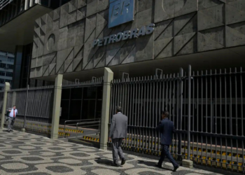 Ibama multa Petrobras após vazamento de fluido de perfuração na Margem Equatorial.