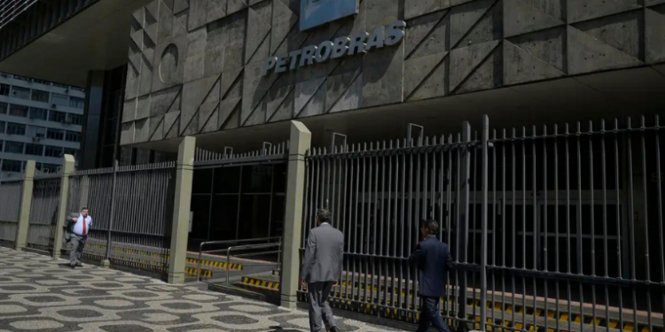 Ibama multa Petrobras após vazamento de fluido de perfuração na Margem Equatorial.
