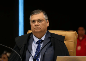 Ministro Flávio Dino determina que Câmara, Senado e governo expliquem, em cinco dias, suspeitas de irregularidades no Dnocs após operação da PF que investiga desvios em obras financiadas por emendas.