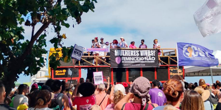 Sobrevivente de feminicídio denuncia falta de apoio do Estado em ato na orla de Copacabana