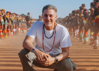 Luciano Huck orientou indígenas do Parque do Xingu a esconder celulares e roupas durante fotos, causando repercussão negativa nas redes sociais. O apresentador afirmou defender os povos originários e sua cultura.