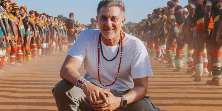 Luciano Huck orientou indígenas do Parque do Xingu a esconder celulares e roupas durante fotos, causando repercussão negativa nas redes sociais. O apresentador afirmou defender os povos originários e sua cultura.