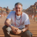 Luciano Huck orientou indígenas do Parque do Xingu a esconder celulares e roupas durante fotos, causando repercussão negativa nas redes sociais. O apresentador afirmou defender os povos originários e sua cultura.