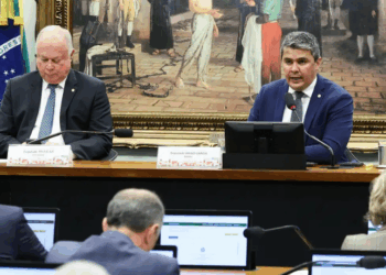 A Comissão de Constituição e Justiça da Câmara adia votação sobre perda do mandato de Carla Zambelli. Deputado Diego Garcia se posiciona contra cassação, enquanto oposição critica o parecer.