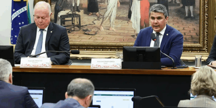 A Comissão de Constituição e Justiça da Câmara adia votação sobre perda do mandato de Carla Zambelli. Deputado Diego Garcia se posiciona contra cassação, enquanto oposição critica o parecer.