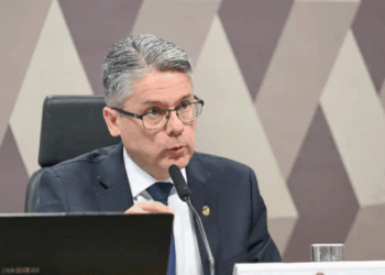 Senador Alessandro Vieira trabalha para incluir no PL Antifacção a criação de fundo financiado por taxação das apostas online, visando fortalecer ações contra o crime organizado em estados e União.