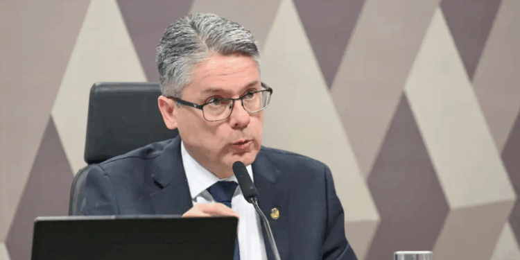 Senador Alessandro Vieira trabalha para incluir no PL Antifacção a criação de fundo financiado por taxação das apostas online, visando fortalecer ações contra o crime organizado em estados e União.