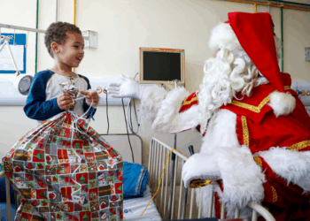 A tradicional Maratona de Natal começou nos hospitais municipais do Rio de Janeiro, com visitas de Papai Noel e atividades que levam alegria, conforto e esperança a pacientes internados.