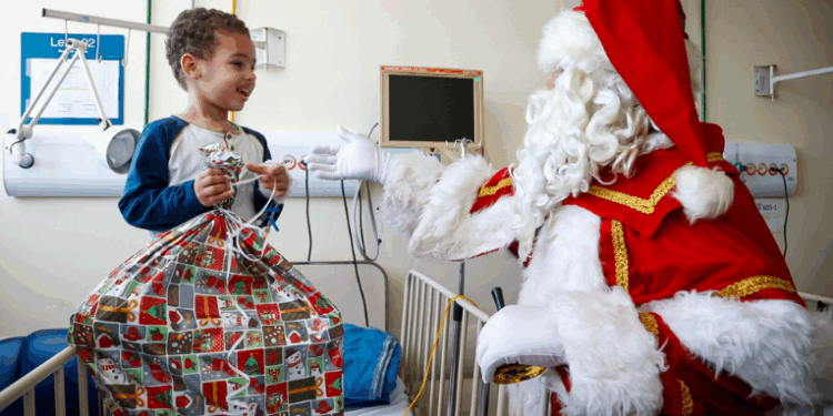 A tradicional Maratona de Natal começou nos hospitais municipais do Rio de Janeiro, com visitas de Papai Noel e atividades que levam alegria, conforto e esperança a pacientes internados.