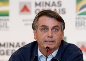 Justiça Federal em Minas Gerais suspende benefícios concedidos a Jair Bolsonaro enquanto cumpre pena. Defesa pede prisão domiciliar para cirurgias no Hospital DF Star.