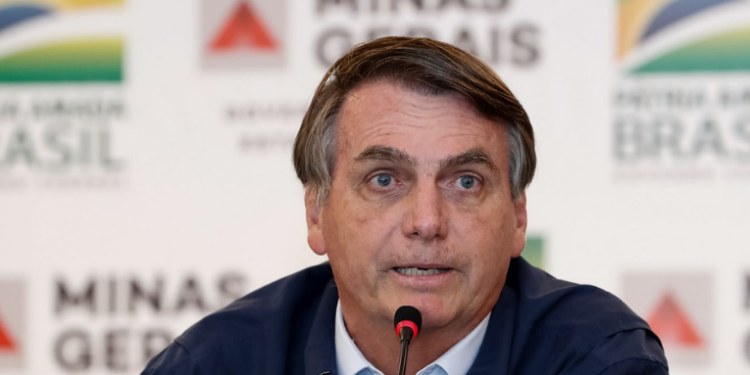 Justiça Federal em Minas Gerais suspende benefícios concedidos a Jair Bolsonaro enquanto cumpre pena. Defesa pede prisão domiciliar para cirurgias no Hospital DF Star.