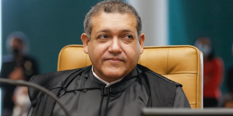Liminar do STF suspende leis de 13 municípios que liberavam bets sem aval da União. Medida de Nunes Marques pode afetar operações locais até julgamento definitivo.